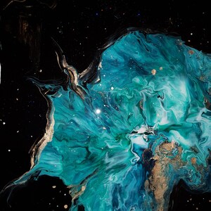 Puede incluir: Pintura abstracta con pintura azul, verde y dorada en espiral sobre un fondo negro. La pintura se asemeja a una galaxia o nebulosa.