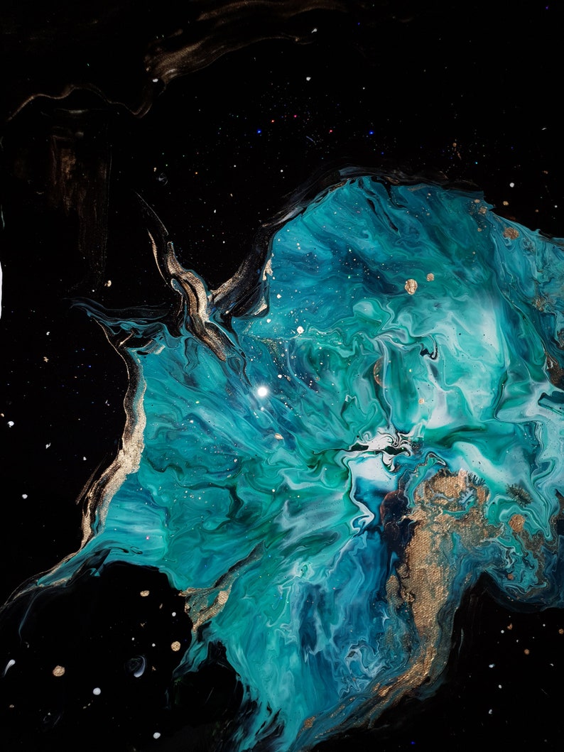 Puede incluir: Pintura abstracta con pintura azul, verde y dorada en espiral sobre un fondo negro. La pintura se asemeja a una galaxia o nebulosa.