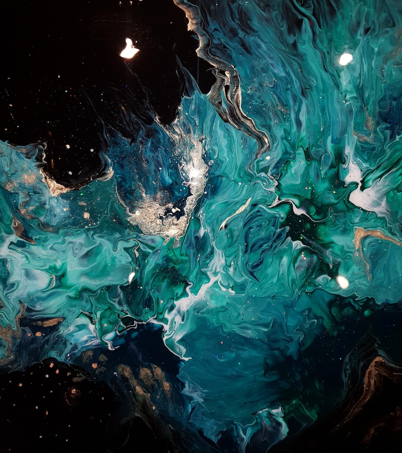 Puede incluir: Pintura abstracta con colores azules, verdes y blancos que se arremolinan. El fondo es negro con detalles de purpurina dorada.