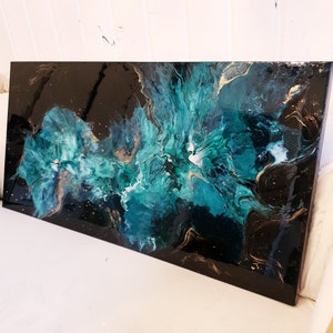 Puede incluir: Pintura abstracta con pintura turquesa, negra y dorada en espiral sobre un lienzo. Los colores crean una composici&oacute;n din&aacute;mica y en&eacute;rgica.
