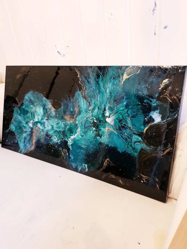 Puede incluir: Pintura abstracta con pintura turquesa, negra y dorada en espiral sobre un lienzo. Los colores crean una composici&oacute;n din&aacute;mica y en&eacute;rgica.