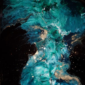 Puede incluir: Pintura abstracta con pintura azul, verde y dorada en espiral. Los colores se mezclan para crear una composici&oacute;n din&aacute;mica y en&eacute;rgica.