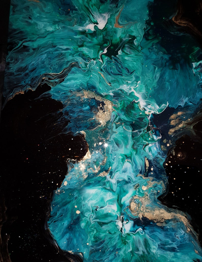 Puede incluir: Pintura abstracta con pintura azul, verde y dorada en espiral. Los colores se mezclan para crear una composici&oacute;n din&aacute;mica y en&eacute;rgica.