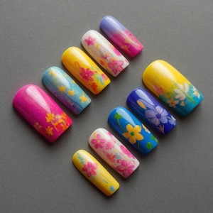 Kleurrijke bloemenpers op de nagels | Handgemaakte zomernagels met kleurverloop | Paars roze blauwe amandelnagels | Heldere herbruikbare nepnagelset