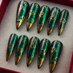 Unhas elegantes com estampa floral verde-dourada, unhas 3D com glitter vermelho natalino, unhas longas amendoadas, conjunto de unhas artesanais para presente de Natal