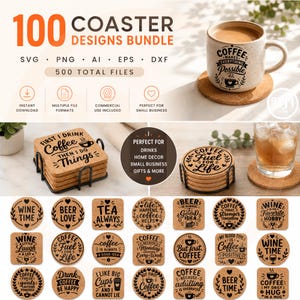 Op de afbeelding: Een digitaal pakket met 100 onderzetterontwerpen in SVG, PNG, AI, EPS en DXF-bestandsformaten. De collectie bevat vierkante en ronde kurken onderzetters met diverse zwarte tekstcitaten over koffie, wijn en bier, weergegeven in een raster.