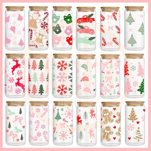 Puede incluir: Conjunto de 18 tarros de vidrio con diseños navideños. Los tarros tienen tapas de corcho y presentan varios patrones, incluyendo copos de nieve, bastones de caramelo, árboles de Navidad, renos y figuras de pan de jengibre.