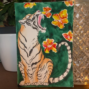 Carte Postale "Tiger & Tropical Flowers on green" peinte à la main, aquarelle, env. 10 x 15 cm, Année du tigre, Nouvel an lunaire chinois