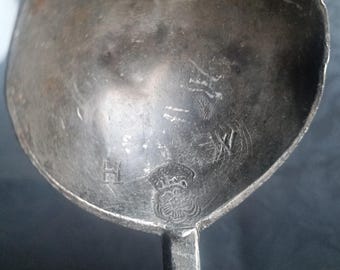 Cuchara antigua de peltre del siglo XVIII, con sello de la corona rosa Tudor, cucharón de estilo puritano, cubertería de la época colonial inglesa u holandesa.