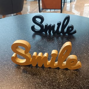 Cartello in legno con la scritta "Sorriso" – Decorazione da scrivania ispiratrice, arte della parola corsiva, accento positivo per la casa
