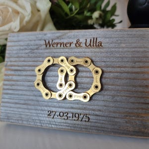 Hochzeitsgeschenk für Radfahrer, zwei Ringe als Zeichen der Liebe und Verbundenheit, gold oder silber. Personalisierbar mit Namen und Datum