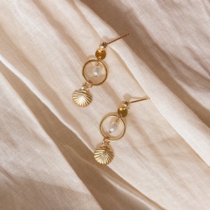 Gold seashell pearl drop earrings,pearl drop earrings,gold disc earrings,gold circle pearl drop earrings,gifts for her,birthday gifts or her