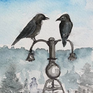 Peut inclure: Aquarelle représentant deux oiseaux noirs perchés sur un lampadaire décoratif. Le lampadaire noir présente des détails ornés, sur fond de clôture, d'arbres et de ciel bleu clair. L'œuvre a un aspect doux et artistique.