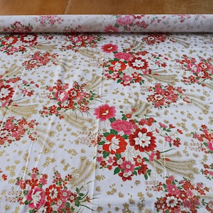 Thong Korn Privat kollektion av Namps handtryckt bomull. Ros och krysantemum