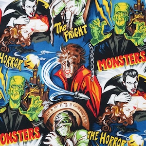 Könnte beinhalten: Ein farbenfroher Stoff mit einem sich wiederholenden Muster klassischer Horrorfilmmonster. Der Stoff zeigt Bilder von Frankensteins Monster, Dracula, der Mumie und dem Werwolf. Der Stoff enthält auch den Text "The Horror", "The Fright" und "Monsters".