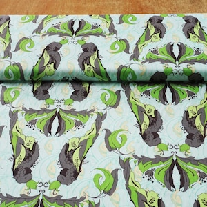 Peut inclure: Un tissu bleu avec un motif répétitif de feuilles stylisées vertes et grises. Les feuilles sont disposées de manière symétrique et ont un aspect vintage.