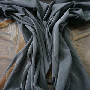 Tessuto Powermesh. Molto largo, 2 m. Adatto a una varietà di usi. Disponibile in incrementi di mezzo metro e metri. Elasticizzato in 4 direzioni.