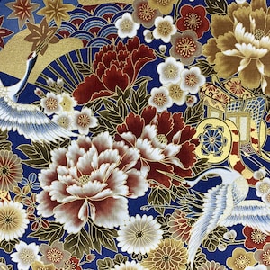 Può includere: Un tessuto blu con un motivo floreale dorato e bianco. Il motivo comprende gru, peonie e fiori di ciliegio. Il tessuto ha un design giapponese tradizionale.