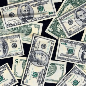 Könnte beinhalten: Eine Ansammlung von US-Dollar-Banknoten, darunter 1, 5, 10, 20 und 50 Dollar, auf dunklem Untergrund. Die Scheine zeigen Porträts und den Schriftzug "The United States of America".