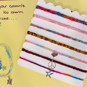 Pulseras de muñeca o tobillo hechas a mano.