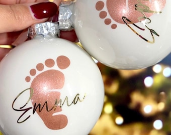 パーソナライズされたクリスマスギフト クリスマスオーナメント 赤ちゃんの足跡と名前入り | 新生児用ガラスオーナメント | 誕生日にユニークなギフト
