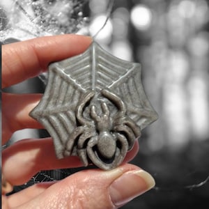 Silber Schimmer Obsidian Spinne, Spinnennetz Kristall, Obsidian Spinne auf einem Netz, Silber Schimmer Obsidian Halloween Spooky