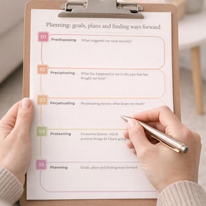 Może przedstawiać: Zestaw trzech ceramicznych kubków z nakrapianym, matowym wykończeniem. Kubki są w odcieniach kremu, jasnoszarym i ciemnoszarym. Każdy kubek ma prosty, minimalistyczny design i zaokrąglony uchwyt.