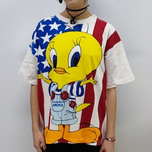 Vintage Warner Bros Tweety USA t-shirt size M/L - 1996 Tweety oversized t-shirt by sun sportswear