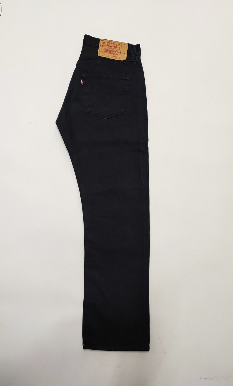 Jean Levi's 501 noir taille 31 x 32, fabriqué en Espagne Jean droit coupe classique, braguette boutons, 5 poches image 2