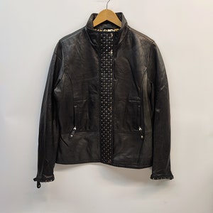 Vintage Sara Berman black Leather Jacket fitted style L zipper and buttons closure with details on the front and sleeves