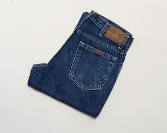 Vintage Wrangler blue jeans size 32x30 - Regular fit straight jeans, mid waist with zip fly and 5 pockets
