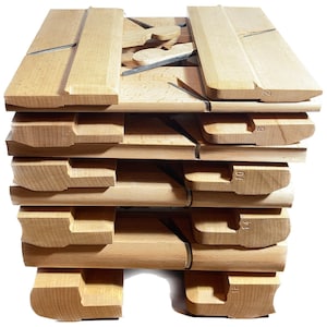 Può includere: Una pila di guide per sega a mitra in legno, numerate 2, 3, 10, 14 e 18. Le guide sono in legno marrone chiaro e hanno una varietà di angoli e forme.