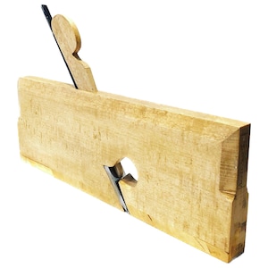 Könnte beinhalten: Ein Holzhobel mit einer Metallklinge und einem Holzgriff. Der Hobel ist aus hellem Holz gefertigt und hat eine natürliche Oberfläche.