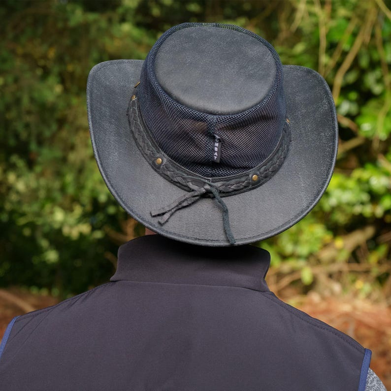 Designed for outdoor adventurers, travellers, and explorers, this hat blends classic Outback style with modern function. Whether you’re hiking, fishing, or trekking, “The Wilds Air” is built for adventure. by Wombat Outdoor