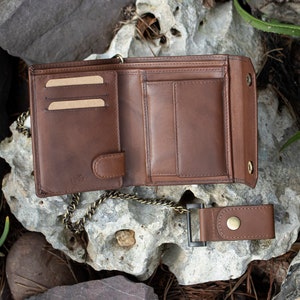 Cartera de cuero con cadena / Regalo con monograma grabado para hombre / Tarjetero marrón estilo motero