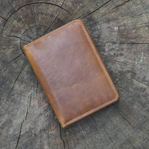Porta carte di credito in pelle personalizzato - Portafoglio sottile con protezione RFID, regalo per uomo, in pelle marrone chiaro anticata, portafoglio minimalista, collezione Woodland