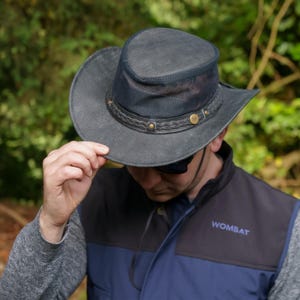 Designed for outdoor adventurers, travellers, and explorers, this hat blends classic Outback style with modern function. Whether you’re hiking, fishing, or trekking, “The Wilds Air” is built for adventure. by Wombat Outdoor