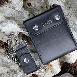 Cartera de motociclista con cadena, de cuero negro, personalizada. Regalo con monograma grabado para hombre. Accesorio personalizado.