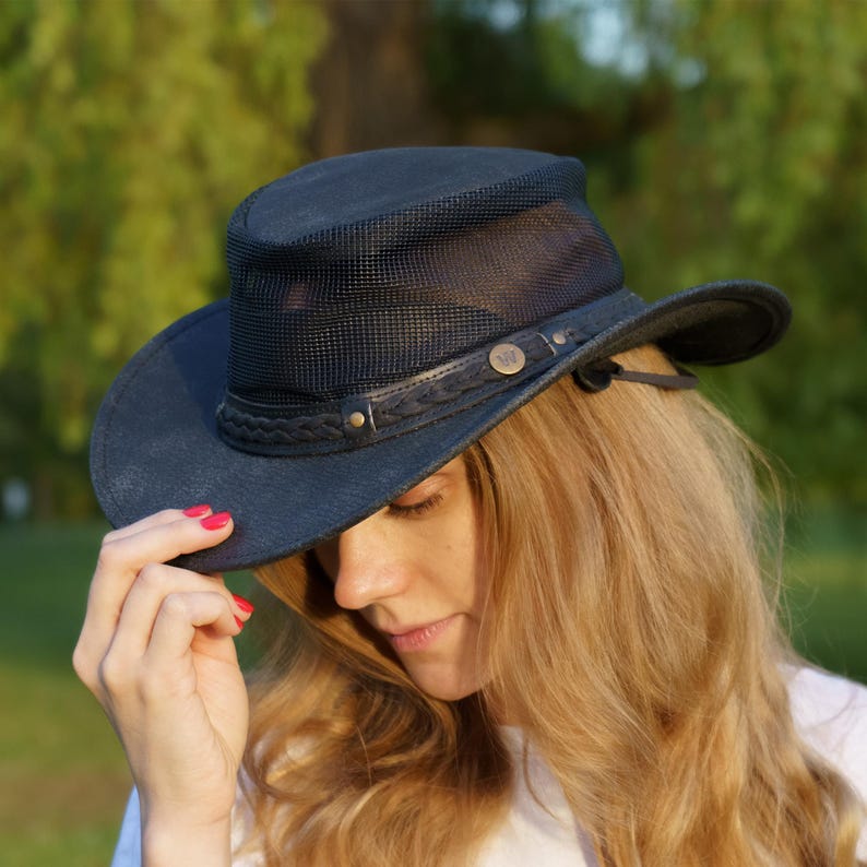 Designed for outdoor adventurers, travellers, and explorers, this hat blends classic Outback style with modern function. Whether you’re hiking, fishing, or trekking, “The Wilds Air” is built for adventure. by Wombat Outdoor