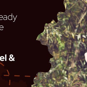 Puede incluir: Una mujer con sombrero y mochila marrones, con el texto "Adventure-Ready Outdoor Style" y "Perfect for Hiking, Travel & Festivals". La imagen est&aacute; tomada al aire libre con un fondo borroso de &aacute;rboles.