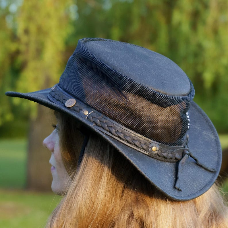Designed for outdoor adventurers, travellers, and explorers, this hat blends classic Outback style with modern function. Whether you’re hiking, fishing, or trekking, “The Wilds Air” is built for adventure. by Wombat Outdoor