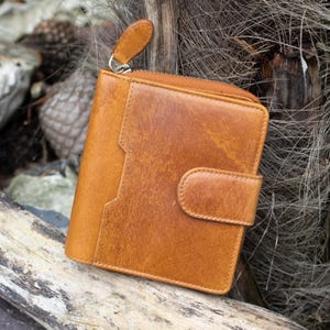 Cartera plegable para mujer, gama artesanal de Wombat RFID Leather: estilo vintage, gran capacidad, opción de monograma.