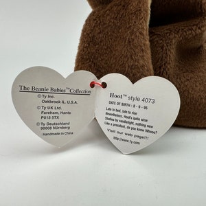 K&ouml;nnte beinhalten: Braunes Beanie Baby Pl&uuml;schtier namens "Hoot" mit einem herzf&ouml;rmigen Etikett. Das Etikett zeigt das Beanie Babies Logo und Informationen &uuml;ber das Spielzeug, einschlie&szlig;lich des Geburtsdatums: 8-9-95. Das Etikett enth&auml;lt auch den Text "Late to bed, late to rise. Nevertheless, Hoot's quite wise. Studies by candlelight, nothing new. Like a president, do you know Whooo? Visit our web page!!! http://www.ty.com"