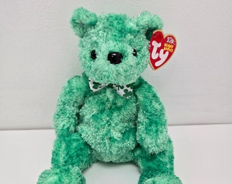 Peut inclure: Ours en peluche vert avec un nœud papillon trèfle. L'ours a une étiquette Ty attachée à son oreille qui dit "10th Beanie Babies".