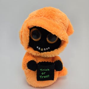 Ty Beanie Boo “Grinner” der Orange und Schwarze Ghoul hält Süßes oder Saures Tasche - Ohne Anhänger (6 inch)