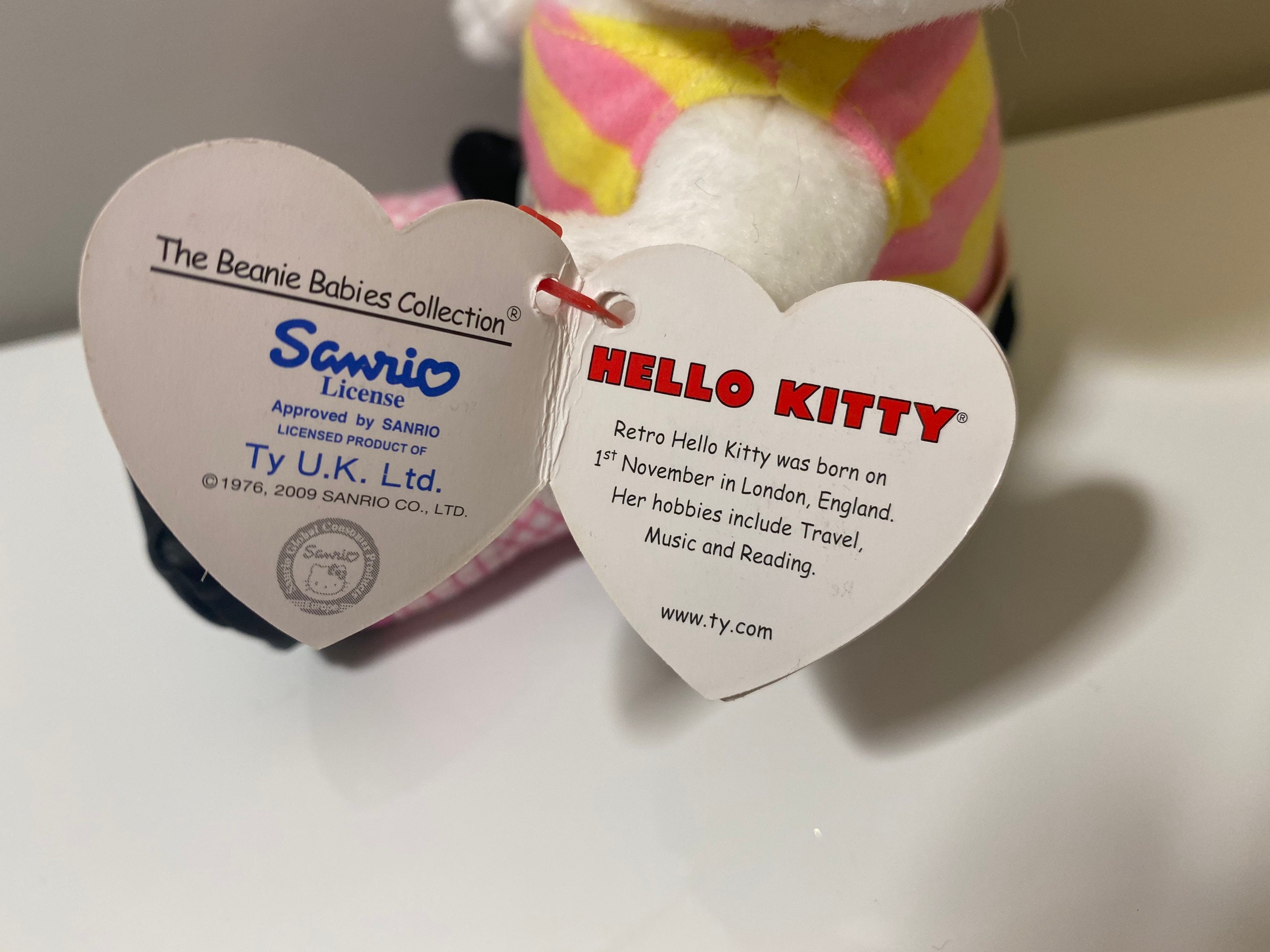 Peluche Hello Kitty Retro Hello Kitty de Ty Beanie Baby 5,5 pouces -   Canada