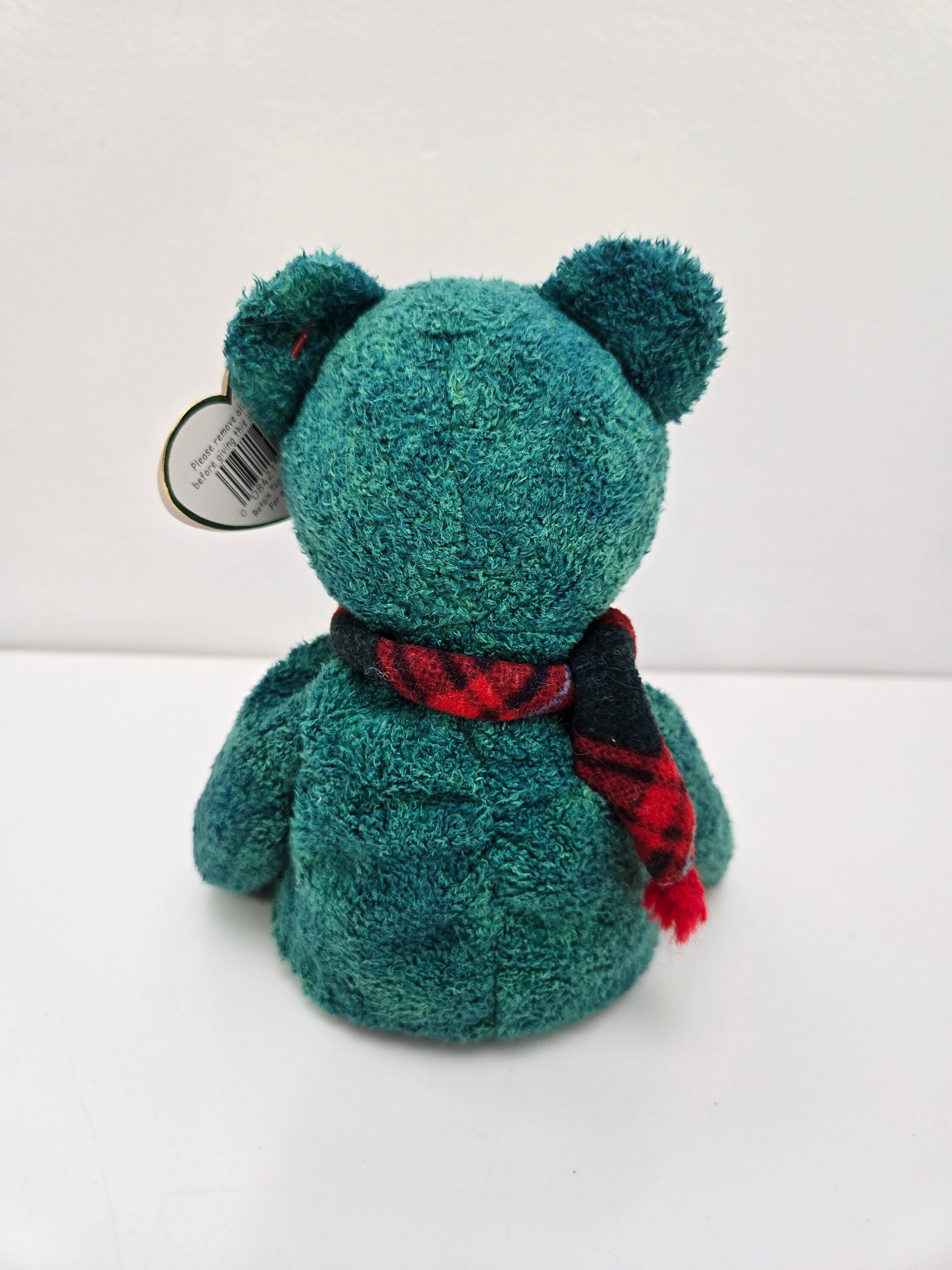 Ty Beanie Babyの「ウォレス」という名の緑色のホリデーベアが、赤い