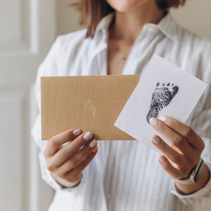 Ensemble empreinte de pas de bébé : enveloppe + deux cartes à imprimer. Cadeau de grossesse de félicitations, idée cadeau de baby shower. Rangement pour souvenirs de bébé