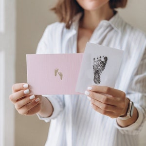 Ensemble d'empreintes de pas de nouveau-né : enveloppe + deux cartes. Cadeau de grossesse de félicitations, idée cadeau de baby shower. Rangement pour souvenirs de bébé