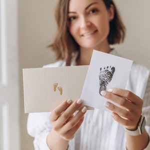 Jeu d'empreintes de pas de bébé : enveloppe + deux cartes vierges. Cadeau de grossesse félicitations, rangement pour souvenirs de bébé